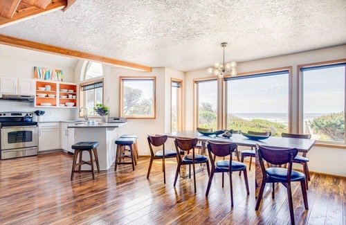Yachats House | Oceanfront Home on Miles of Sandy Beach! Hot Tub/Game Room! Near Yachats!