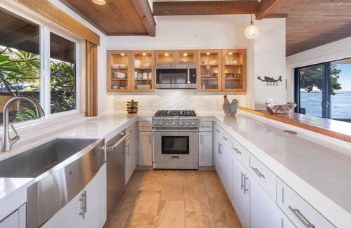 Kahaluu Bay House | Oceanfront Home, Walk to Kahaluu, Wifi & AC!