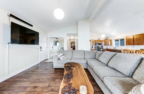 South Beach House | Oceanfront Home with Private Deck & Water Views, Full Kitchen, Free WiFi