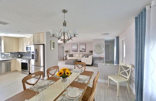 Vamo House | Oceanfront home with sunset views of Sarasota Bay and heated pool