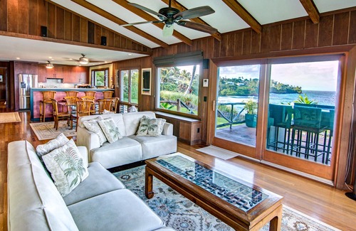 Hilo House | Oceanfront Promontory w/Stunning Views & Luxury Accommodations. Walk to Beach!