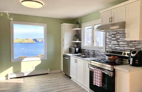 Burnt Cove House | Oceanfront retreat with hot tub!