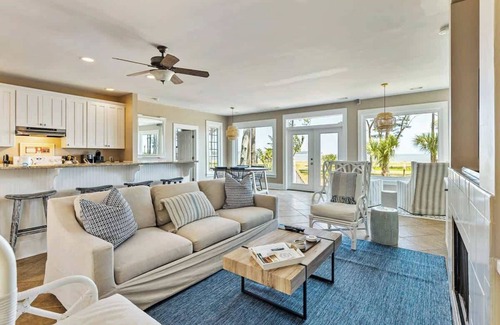 Melrose on the Beach House | Oceanfront Sea Horse Cottage with Pool