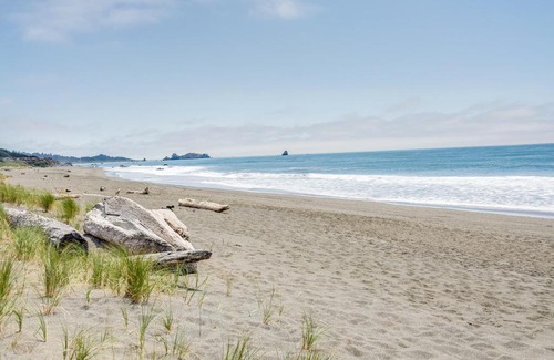 Smith River House | Oceanfront Smith River Cottage Beach Access!