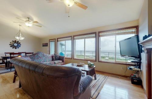 Gleneden Beach House | Oceanfront Solitude