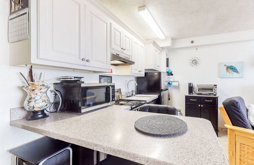 Lenox Park Apartment | Oceanfront studio with balcony, pool, hot tub, beach access & ideal location