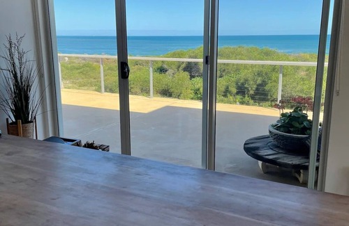 Dongara House | Oceanfront Tranquility: Luxe Modern Retreat