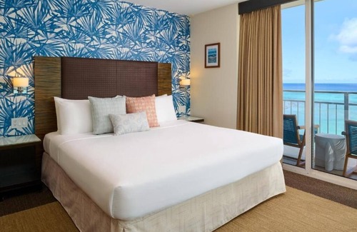 Diamond Head - Kapahulu - St. Louis House | Oceanfront View King | Kaimana Beach Hotel | Beachfront Getaway