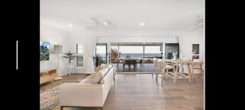Burnett Heads House | OceanMist Holiday Home - beachfront property!