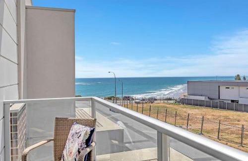 Christies Beach House | Oceanside at Christies Beach - Contemporary Comfort