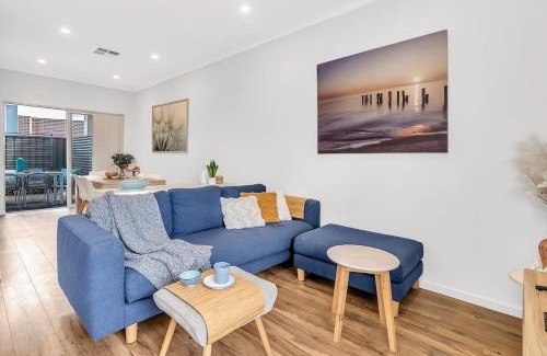 Christies Beach House | Oceanside at Christies Beach - Contemporary Comfort