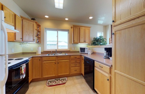 Port Orford House | Oceanview home w/Jetted tub and great location - near the port and beach access