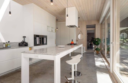Britannia Beach House | Oceanview Luxury w/2 King Beds + EV Charger