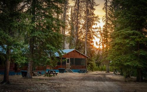 Rock Lake Villa | Off-Grid Mountain Lodge & 4 Cabins - Sauna, Hot Tub & Fishing