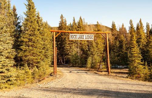 Rock Lake Villa | Off-Grid Mountain Lodge & 4 Cabins - Sauna, Hot Tub & Fishing