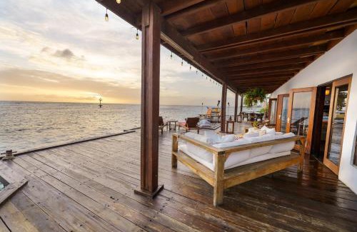 De Bruynewijk Villa | Off-Grid Oceanfront Villa