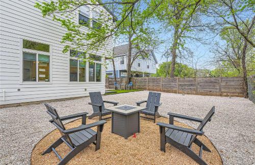MLK House | Off the hook in Austin with Chic 2BR Retreat plus Firepit