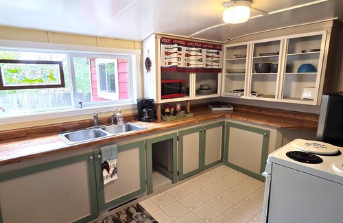 East Olympia Cottage | Offut Lake! Pet friendly cottage with lake access. Bring your fishing rod!