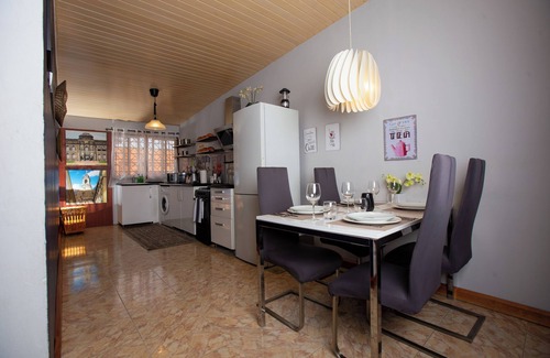 Nungua House | Oheneba Tema - Luxury Hot -Tub Retreat with Wi-Fi
