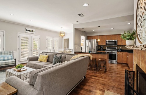 King City House | Ohhh so close to the Village with a POOL! Sleeps 8