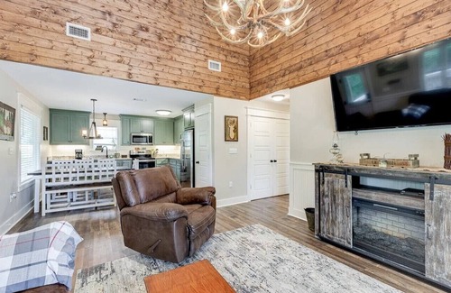 Collins Cabin | Okatoma River Cabin/Convenient Location