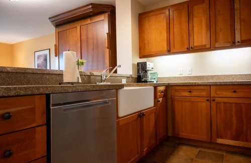 Ludlow Condo | Okemo's Jackson Gore-1 Bedroom Condo/Direct Ski Access. Walk to Pool & hot tubs