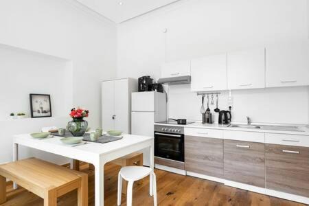 Am Alten Sudlichen Friedhof Apartment | Oktoberfest Oasis for up to 12