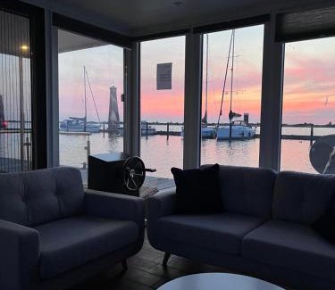 Lelystad Boat Rental | Oktopus-Lofts - Houseboat