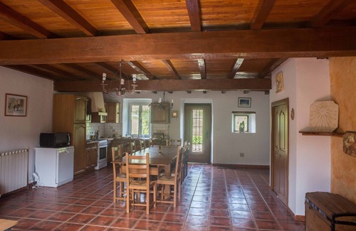 Baulou House | Old farmhouse in the middle of fields near a greenway