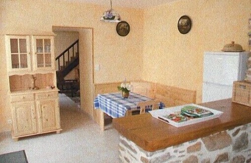 Savignac-Ledrier Cottage | Old house located on an apple-red fruit farm