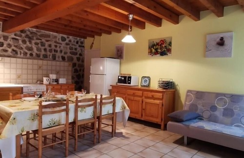 Arlempdes Cottage | Old rectory with 3 bedrooms at the foot of a medieval fortress