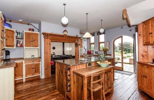 Ringland House | Old School meets Contemporary (sleeps 16 to 20)