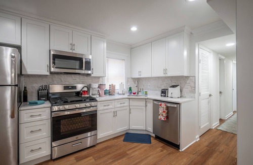 Old Town Alexandria House | Old Town Alexandria King St Historic Off Street Parking 99% Walk Score Suite