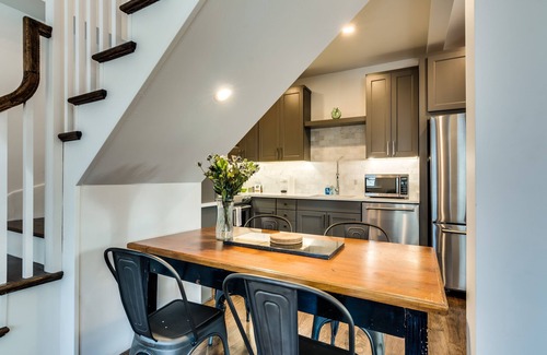 Old Town Triangle Condo | Old Town Chicago at it's finest! Pet Friendly & Recently Renovated Top-Floor Condo Has Everything You Need for a Perfect Windy City Getaway by AllSet Turnover