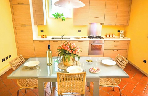 Vercana Apartment | Olive Garden Holiday Apartment with Lake View