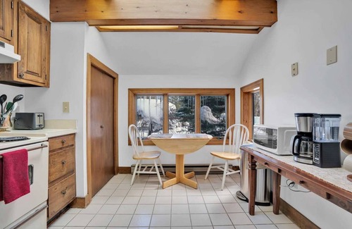 West Hartford Condo | On Golf Course, Sauna, Great Views! - Landmark 1B