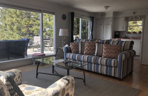 Mackinaw City Cottage | On Lake Michigan, family friendly,great location near bridge/island/attractions
