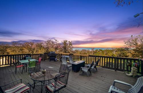 Lake Whitney House | On Lake Retreats Family Gatherings Game Room Pets