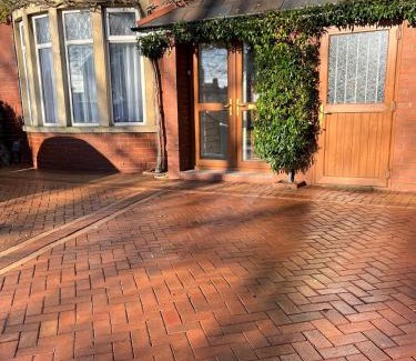 Whitchurch Apartment | On The Common