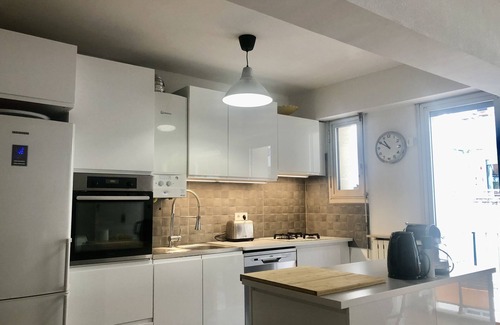 Le Mourillon Apartment | On the edge of the Lido Mourillon beach, renovated apartment.