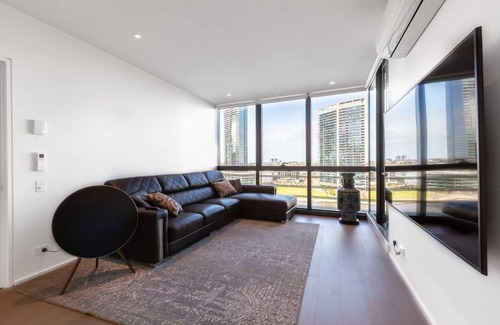 Docklands Apartment | On the River - A Resort-style Retreat in Docklands