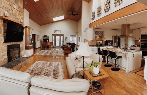 Harlow House | On the river with your own private boat and dock!Moments from downtown!