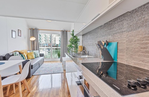 Brighton Apartment | On the Water 2 with Free Parking | By My Getaways