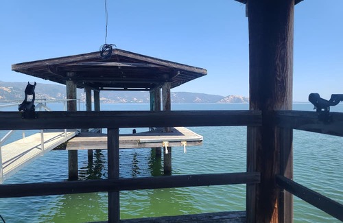 Lakeport House | On the water with Boatdock & Hot-tub, 14 guests at Lakeport