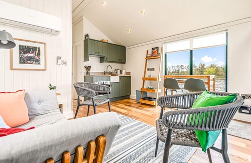 Henley Apartment | Ondine Houseboat on the Thames - From 160 Per Night
