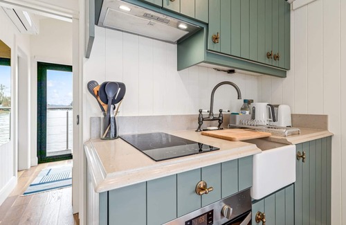 Henley Apartment | Ondine Houseboat on the Thames - From 160 Per Night