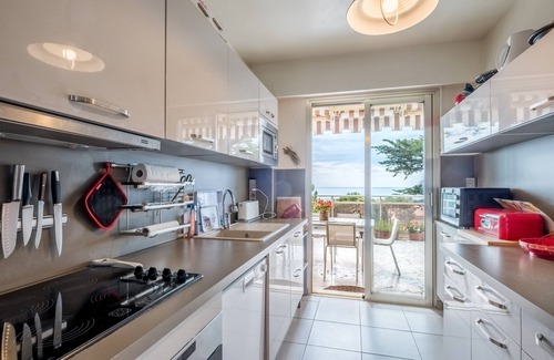 Bastide Giraud Apartment | One-bedroom apartment with sea view, pool, and tennis court