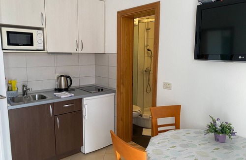 Promajna Apartment | One bedroom apartment near beach Promajna, Makarska (A-2592-c)