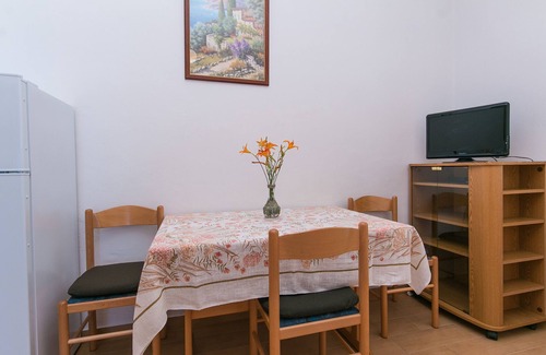 Brist Apartment | One bedroom apartment near beach Brist, Makarska (A-15465-b)