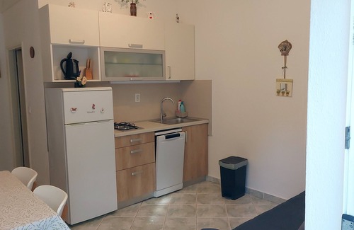 Milna Apartment | One bedroom apartment near beach Milna, Vis (A-8917-d)
